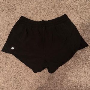 LULULEMON BLACK SHORTS WITH SIDE PLEATS